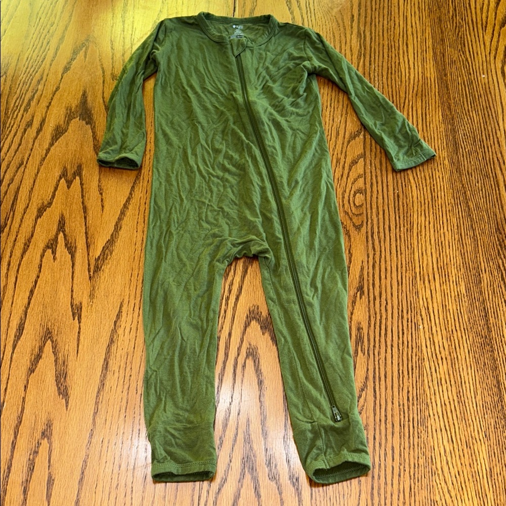 Kyte Baby Olive Green Zippered One Piece Bamboo Pajamas - Footless - size 4T